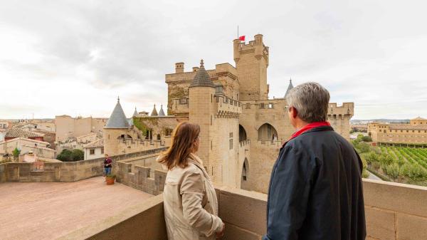 Couple observant les tours du Castillo de Olite lors de leur visite